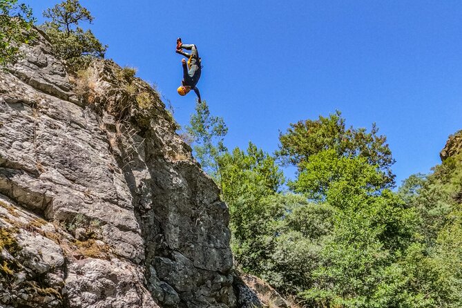 5H Canyoning Ribeira da Pena Góis and Coimbra - Optional jumps, natural slides and river movement