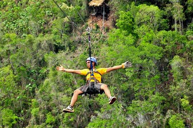 Adrenaline of Zipline el Valle from Samana Special for little cruisers - The role of Angel and the operating team
