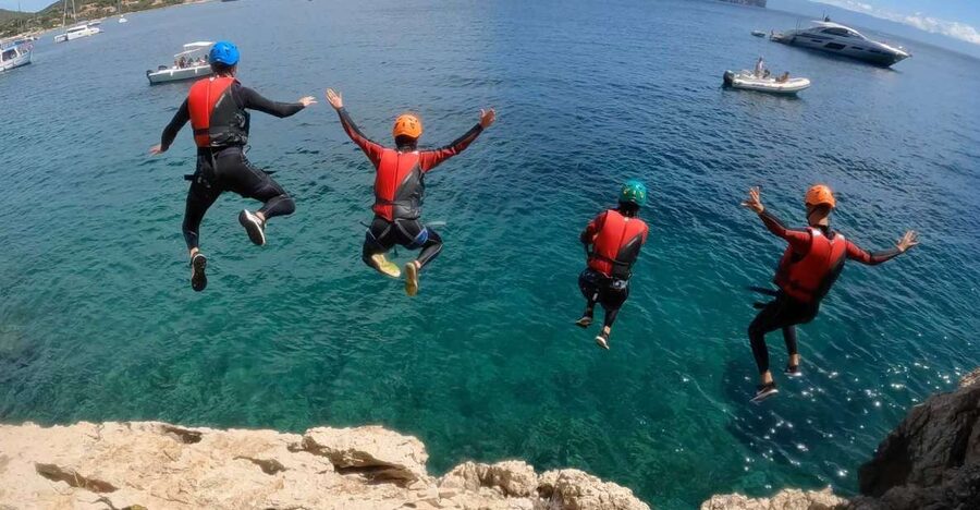 Alghero: Coasteering at Cala Dragunara in Porto Conte Park - Moving through caves and narrow coves