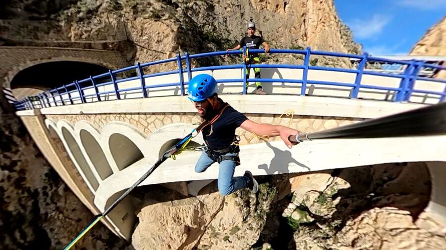 Altea: Bungee jumping in "El Mascarat" canyon - Who will enjoy this most