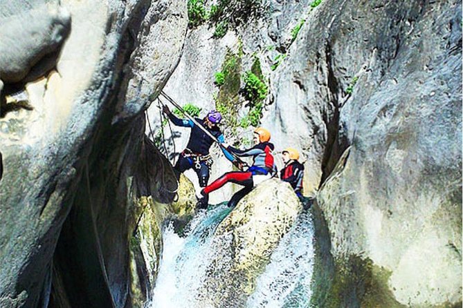 Aquatic canyoning near Benidorm. Estret de les Penyes Bollulla - Why Estret de les Penyes feels different from classic canyoning