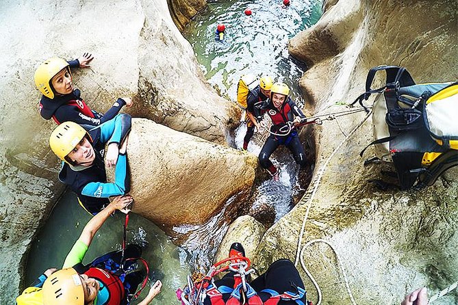 Aquatic canyoning near Benidorm. Estret de les Penyes Bollulla - The dry opening puts your canyon skills first