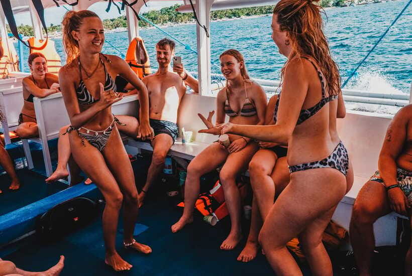 Boracay: Island Hopping & Cliff Jumping by Haqqy Life - The social format is a real part of the tour