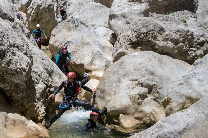 Canyoning descent of the Galamus Gorge - A guide who keeps the outing approachable