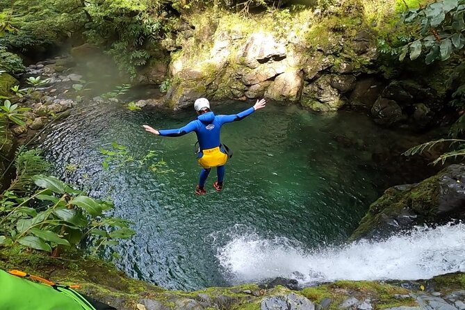Canyoning in Ribeira da Salga - Seven waterfalls and two kinds of excitement