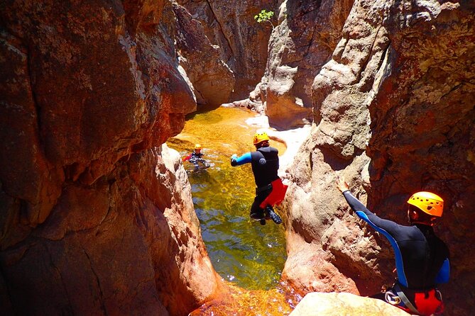 Canyoning in The Corsica island : The Baracci canyon - Getting into the red granite canyon