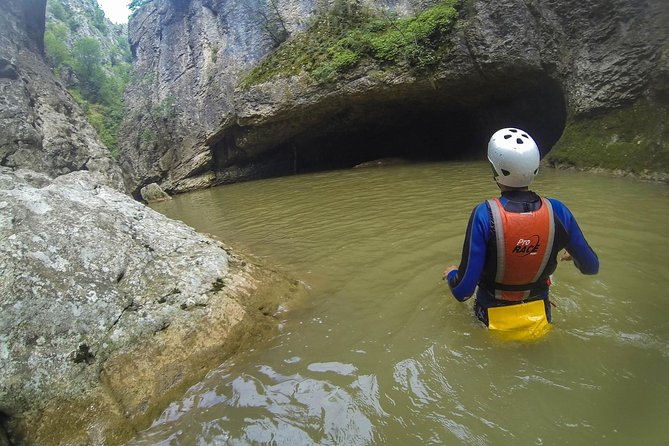 Canyoning Negovanka river - Walking to the Negovanka canyon