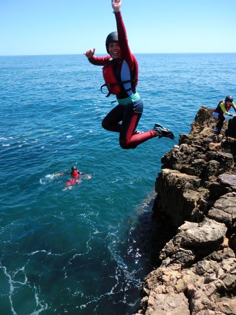 Coasteering Algarve: Cliff Jump, Swim & Climb in Sagres - Guide style and group atmosphere