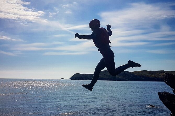 Coasteering (Cliff Jumping, Scrambling, Wild Swimming) on Anglesey - How the guides manage different comfort levels