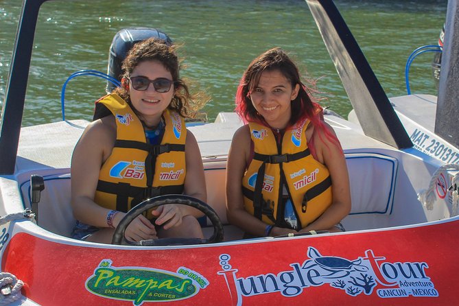 Drive the best speedboat in Cancun and feel the adrenaline. - Driving from Cancun’s lagoon to Punta Nizuc