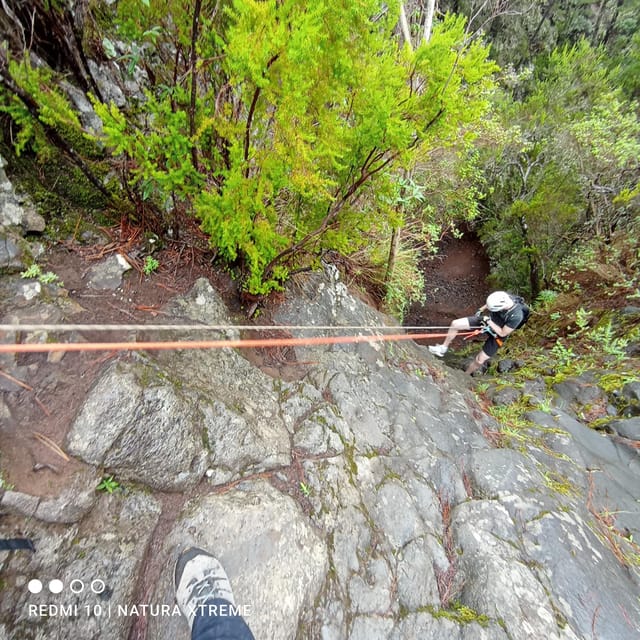 Dry canyoning Chimoche - Descending basalt walls with ropes