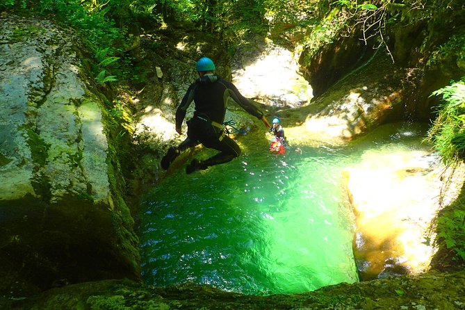 Ecouges sensational canyoning in the Vercors (Grenoble / Lyon) - Entering the Vercors canyon near Saint-Gervais