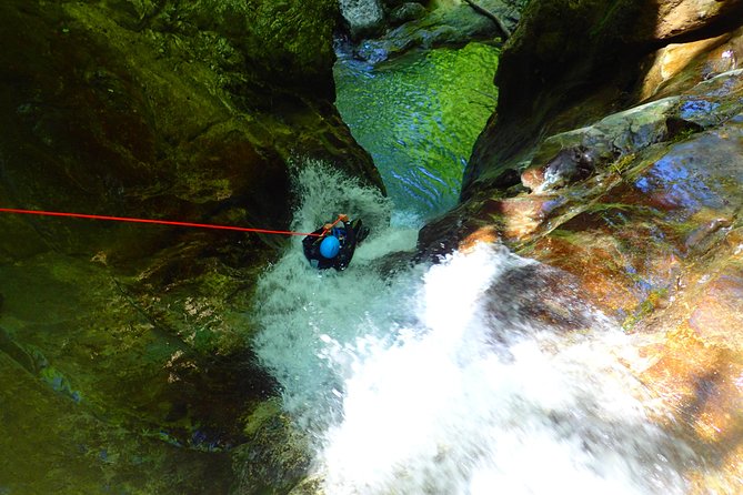 Ecouges sensational canyoning in the Vercors (Grenoble / Lyon) - A guide who helps you manage the nerves