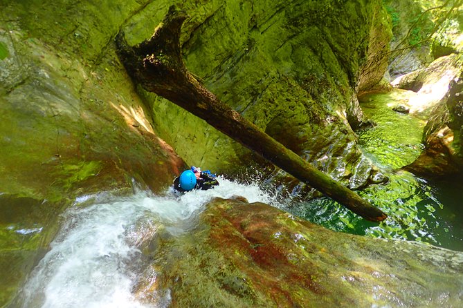 Ecouges sensational canyoning in the Vercors (Grenoble / Lyon) - Why the 25 to 28 meter abseils matter