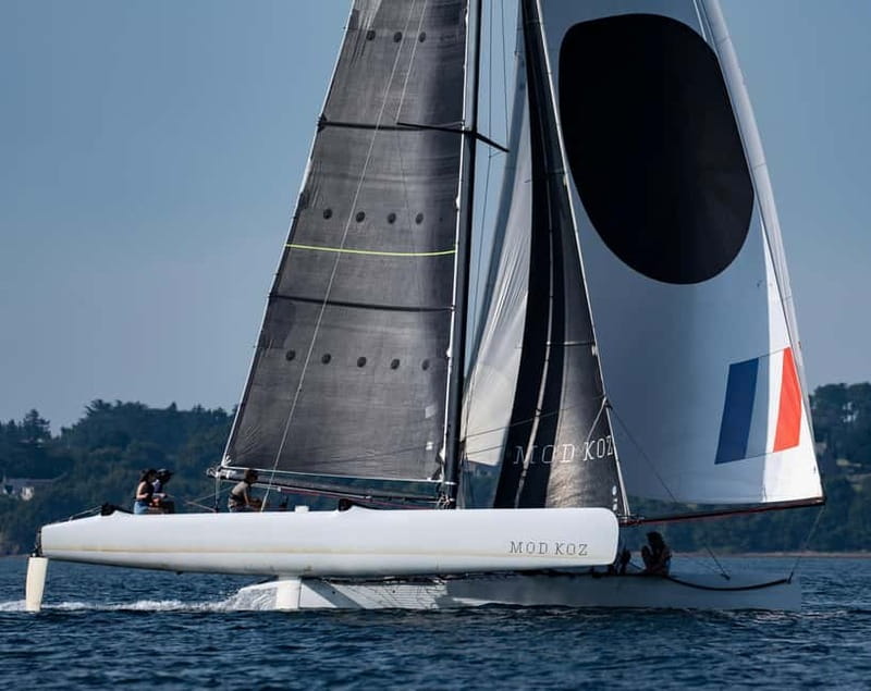 Embark at Larmor-Baden to discover our Extreme 40 catamaran - The briefing makes the sailing easier