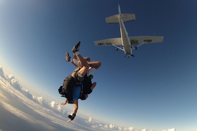 Extreme 12000ft Tandem Jump (45 seconds free fall) - The safety briefing comes before the thrill