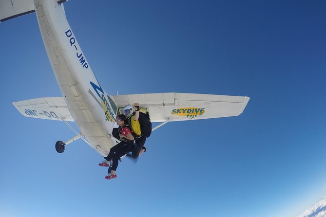 Extreme 12000ft Tandem Jump (45 seconds free fall) - What the Mamanuca Islands add to the experience