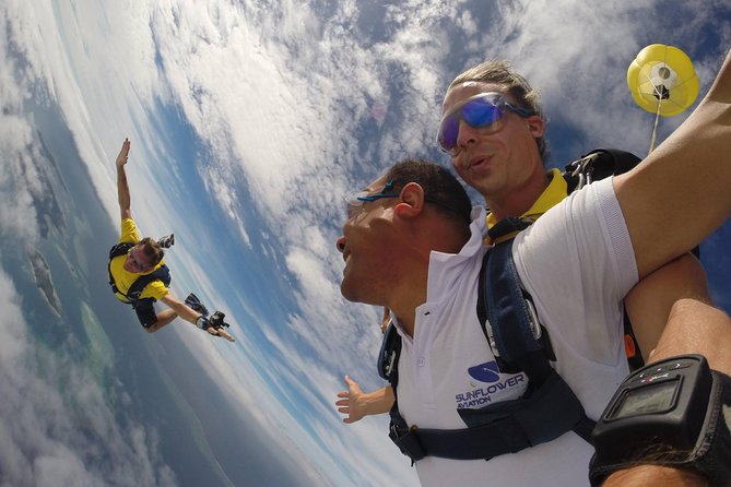 Extreme 12000ft Tandem Jump (45 seconds free fall) - The scenic flight puts Fiji in place