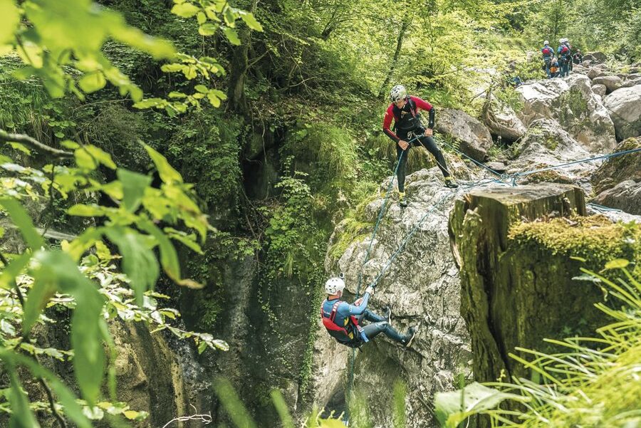 From Interlaken: Local Canyoning Trip - The 10-minute ride and the first rappel