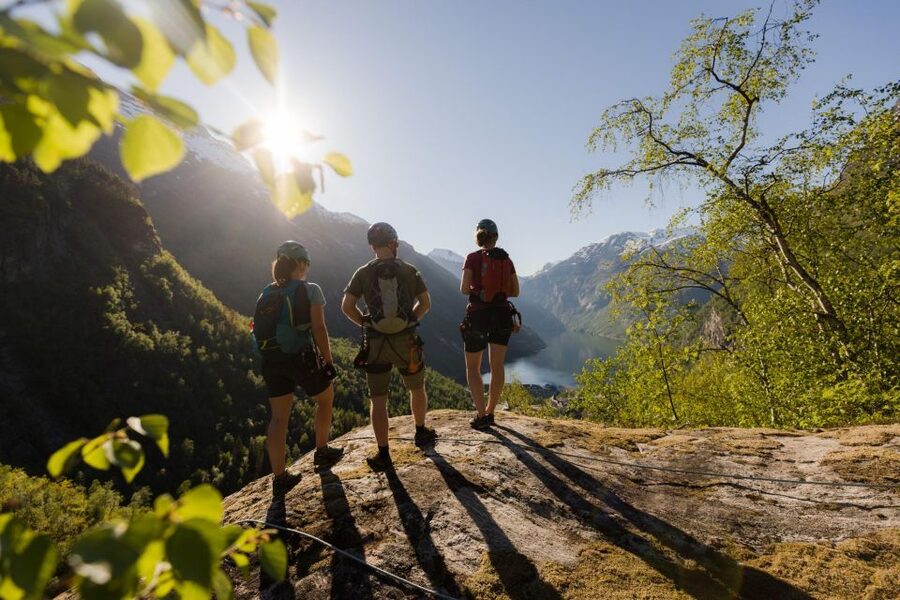 Geiranger: Rappelling tour with epic view - The rope-assisted climb above Geiranger