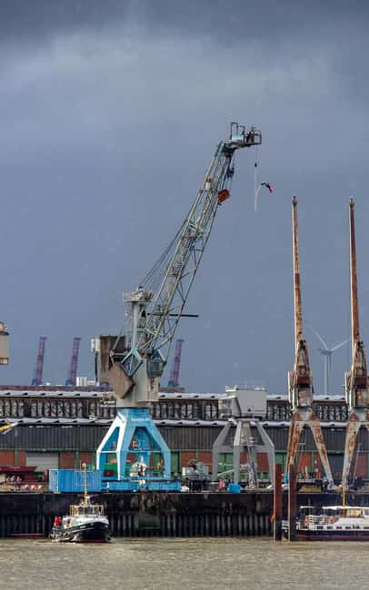 Hamburg: Bungee Jumping 50 Meters High over the Harbor - The view from 50 meters above the Elbe