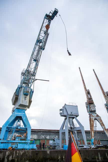 Hamburg: Bungee Jumping 50 Meters High over the Harbor - What happens after you reach the top