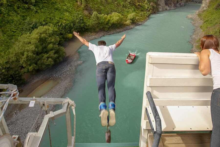 Hanmer Springs: 35-Meter Bungy Jump off Waiau Bridge - Who should choose this 35-meter jump