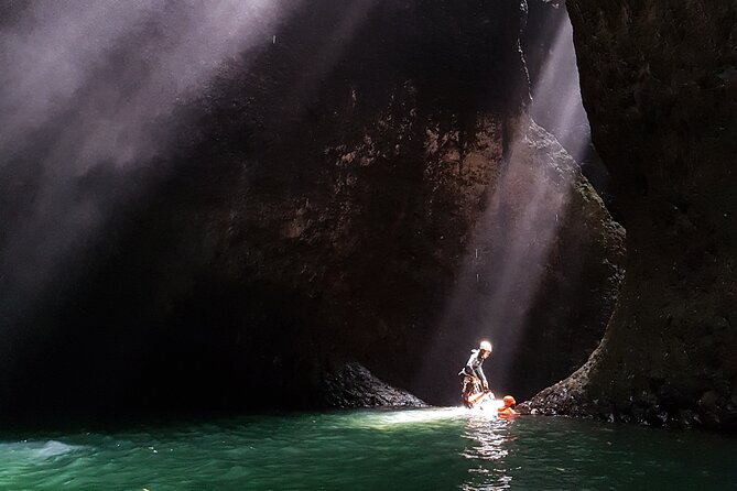 Intermediate canyoning trip in Bali "Aling Canyon" - From your hotel to the Wanagiri base