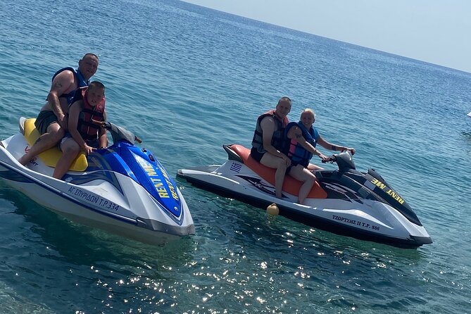 JET-SKI adrenaline rush - Choosing between a calm cruise and a faster run