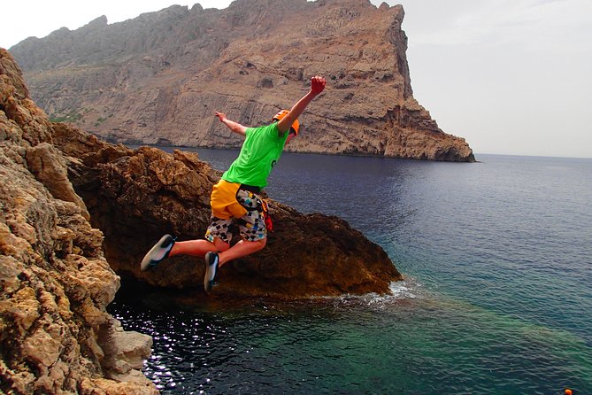 Kayak & Coasteering - Cliff jumping and time in the water
