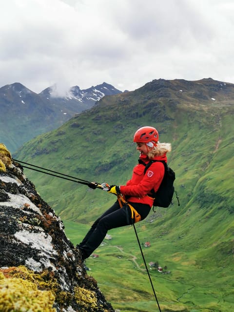 Lofoten: Full Day Combo tour, (kayaking and rappelling) - Guides, group size, and beginner support