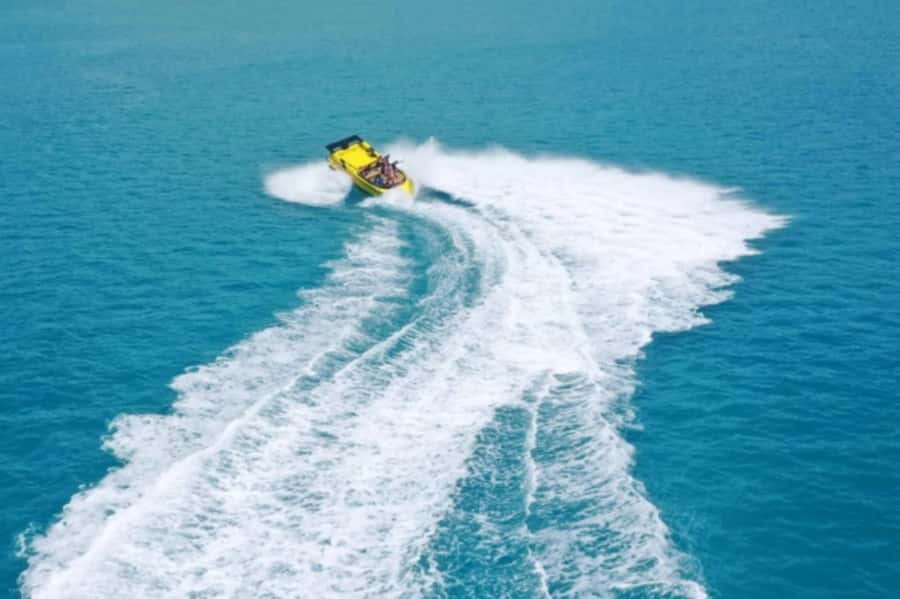 Mackay: Jet Boat Ride: Wettest ride in Aus - Holding on through the 30-minute ride