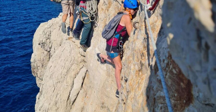 Marseille : Via Ferrata in the calanque of Sormiou - Moving across the cliff route