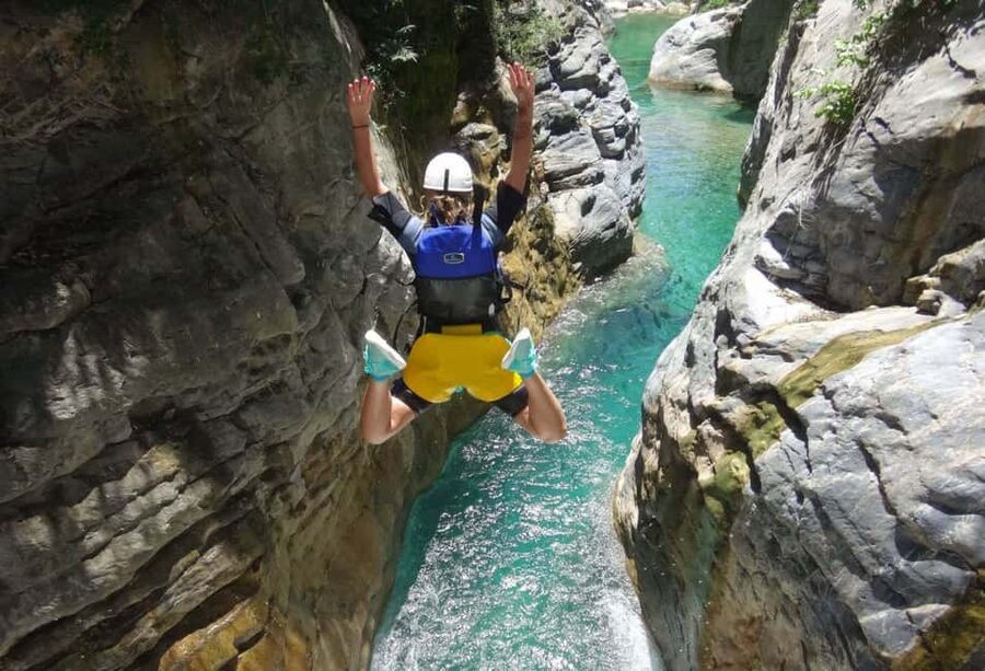 Monterrey: Canyoning + Hiking + Water Jumps + Rappel + Caves - What the guide adds to the day