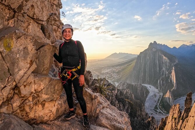Nest of the Aguiluchos with 3 abseils and certified guides - The dawn approach through La Huasteca