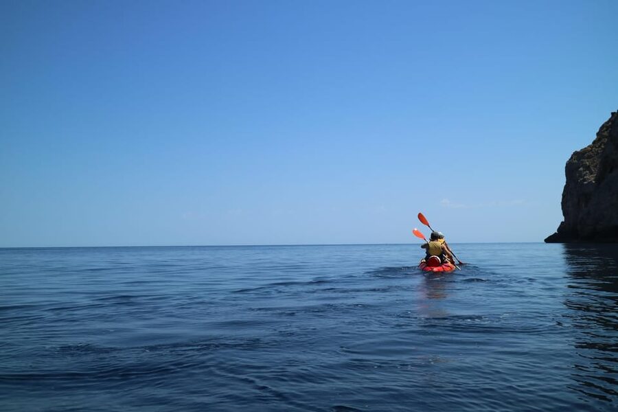 Pollença: Kayak and Coasteering Cliff Jumping - What the guide adds to the experience