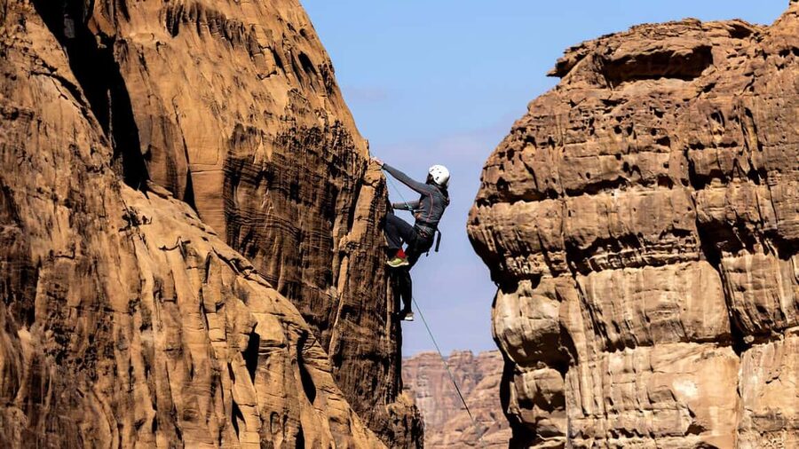 Private Abseiling in Alula Desert. - Preparing for the abseil