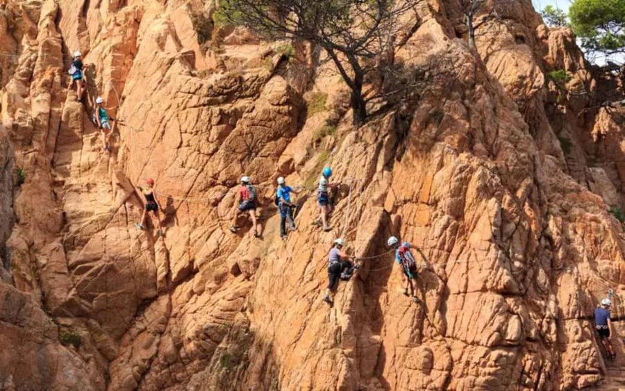 Private Abseiling in Alula Desert. - Coming down the steep rock face