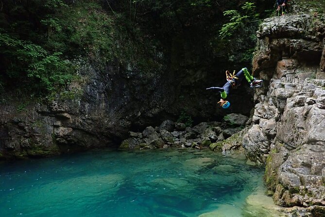 Private Canyoning Adventure in Huesca - The 25-minute walk to the ravine