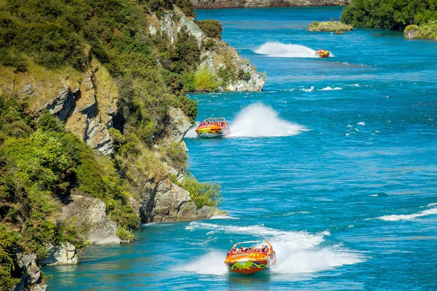 Queenstown: Jet Boat Adventure with Thunder Jet - Lake Wakatipu, the Kawarau River, and the changing view