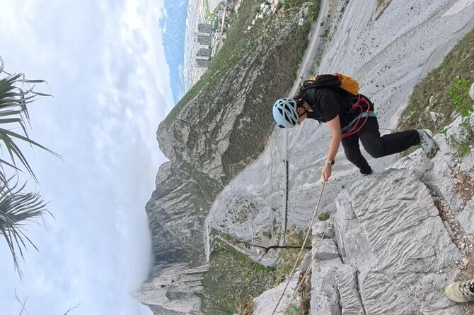 Rappels in Pico Licos with certified guides - Reaching Pico Licos inside La Huasteca Park