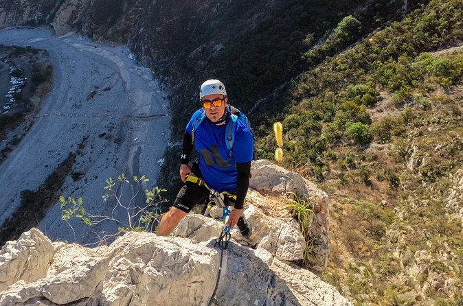 Rappels in Pico Licos with certified guides - The 20-meter descent gives you a second chance to relax