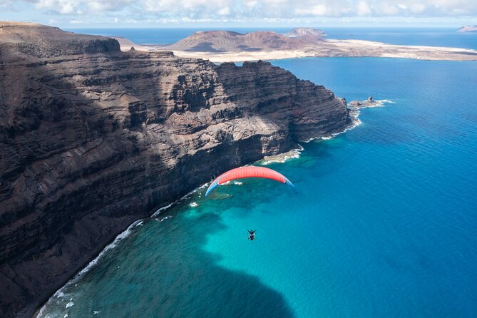 ROLLERCOASTER FLIGHT tandem paragliding Lanzarote with adrenalin - Ocean, volcanoes, and black lava below