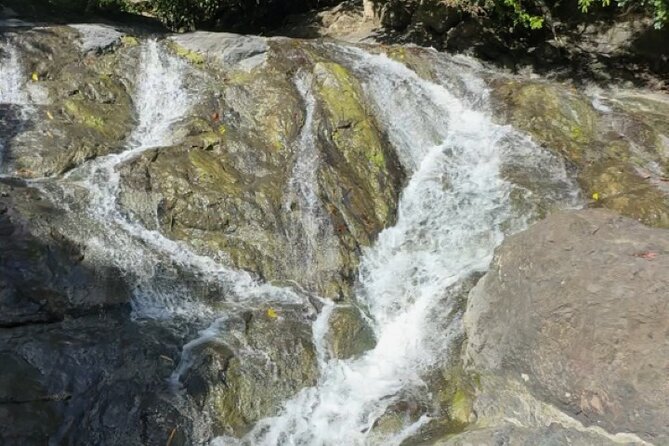 Salto de Pilar Cliff Jumping Tour - The natural pool and its high boulders