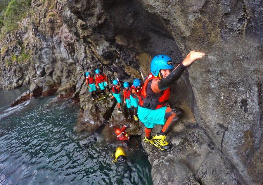 São Miguel: Coasteering Experience in Caloura - Pick your meeting plan in Ponta Delgada