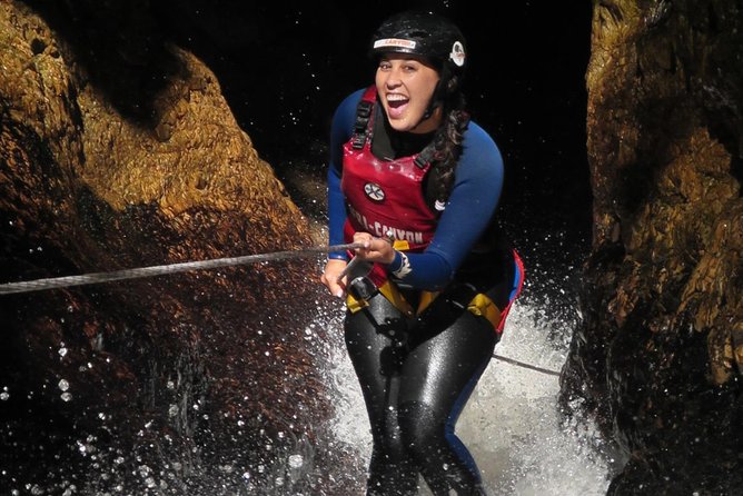 Short Canyoning Trip in The Crags - Swimming through streams and forest pools