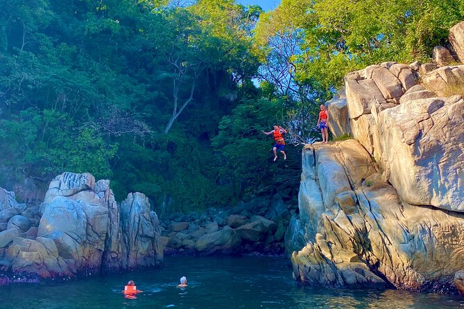 Snorkeling at Los Arcos 5 islands Hidden Beach and Cliff Jumping - Guides, group size, and the feel on the water