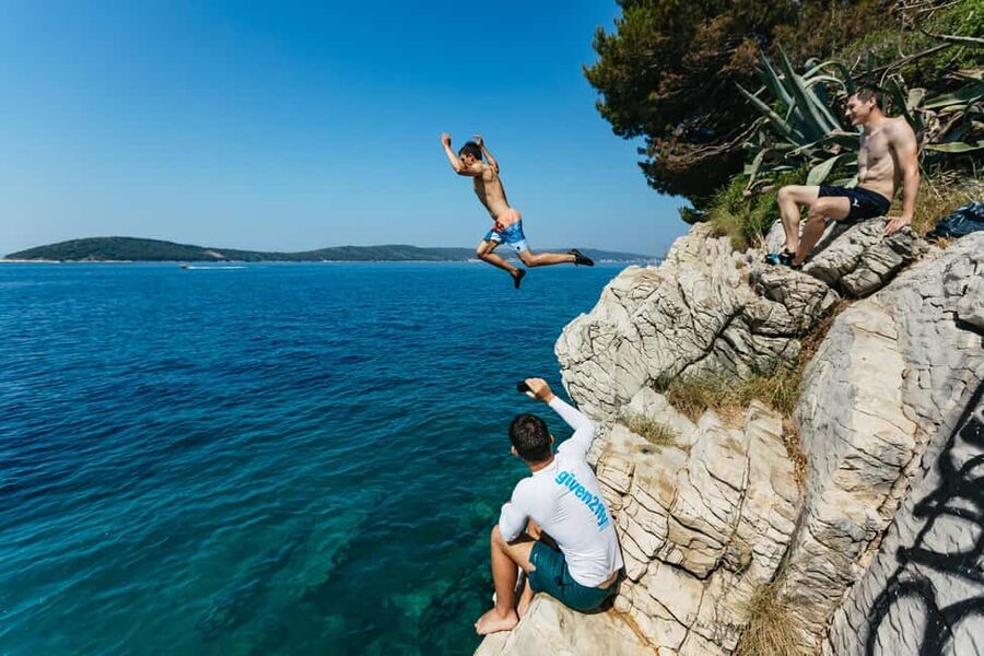 Split: Cliff Jumping & Deep Water Solo Tour - Climbing above the sea near Kasjuni Beach