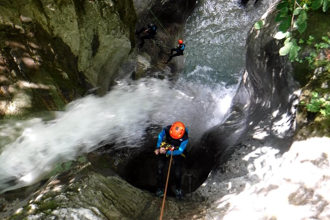 Sports Canyoning of Écouges bas in Vercors - Grenoble - Rappels beside waterfalls