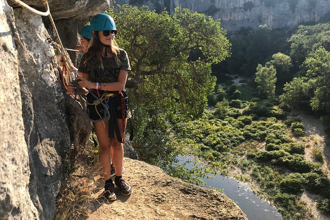 Via corda in Ardèche + big abseil - Guide style and family suitability